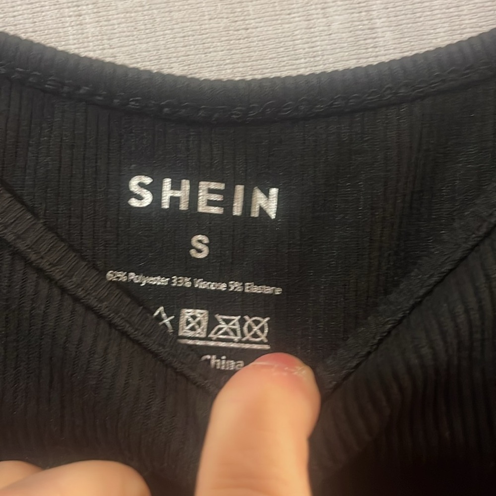 2 Cropped Tanks - Small - Picture 8 of 10